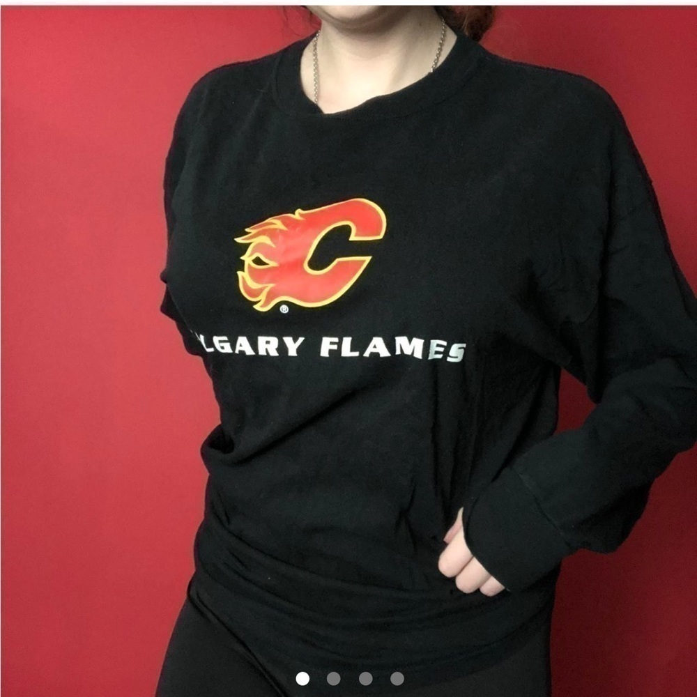 Black Calgary flames long sleeve . ๐คโค๏ธโโโโโโโโโโโโโโโโโโโโโโโโโโ